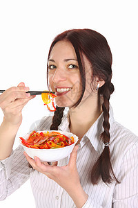 美丽的女人用筷子吃饭工作室美食盘子胡椒女士午餐白色女性食物女孩图片