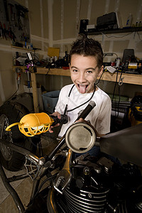 愚蠢的男孩机械师c微笑车库引擎手电筒孩子摩托车菜刀机械男性工具图片