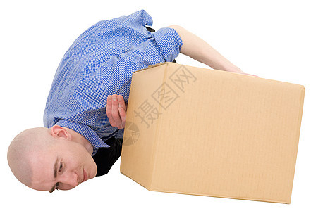 男人在纸箱下面看财产纸盒男性货物纸板服务邮政邮件包装礼物图片