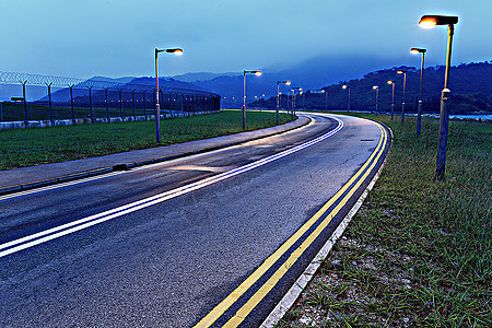 夜间在公路上速度植物生长晴天旅行地平线阳光天空环境蓝色图片