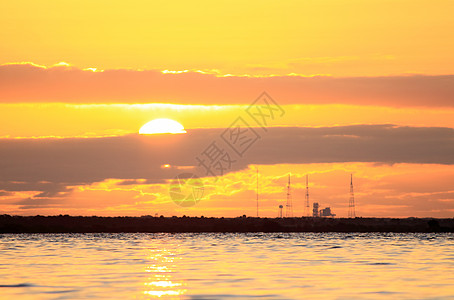 日出时空航天飞机发射台发射软垫红色橙子日落中心天空太阳光太阳背景图片