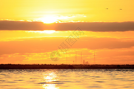 日出时空航天飞机发射台发射中心太阳光橙子太阳天空红色日落软垫图片