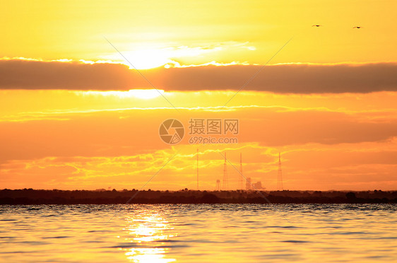 日出时空航天飞机发射台发射中心太阳光橙子太阳天空红色日落软垫图片