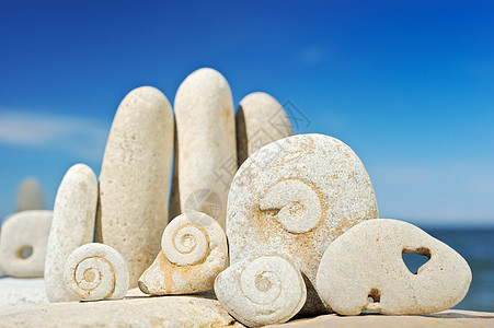 石头心蓝色平衡天蓝色海滩鹅卵石天空岩石白色图片
