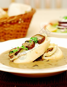 蘑菇汤美食菌类宴会栗子香料奶油按钮盘子面包块库存图片