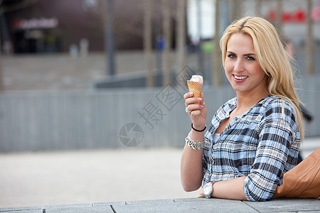 享受她的冰淇淋女性冰锥甜点微笑金发长发女性化图片