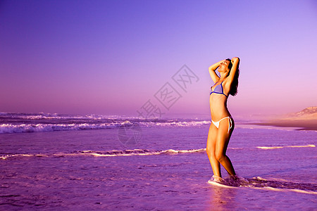 女人在沙滩上成人海滩日落海洋天空享受女性旅行身体女孩图片