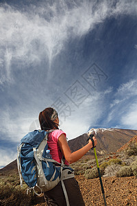 徒旅旅行女士女孩蓝色探索勘探天空女性远足挑战远足者图片