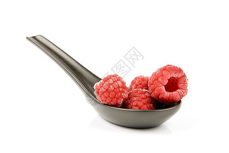 黑勺子上的冰冻草莓产品味道营养粉色红色甜点饮食茶点小吃白色图片