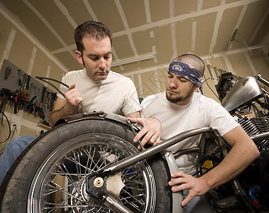 两辆摩托车机械师 一台Fender车轮机械菜刀爱好友谊工具朋友工作车库牙裔图片
