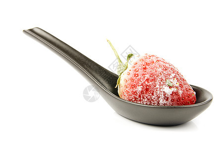 黑勺子上的冷冻草莓黑色食物小吃水果饮食红色绿色热带白色甜点图片