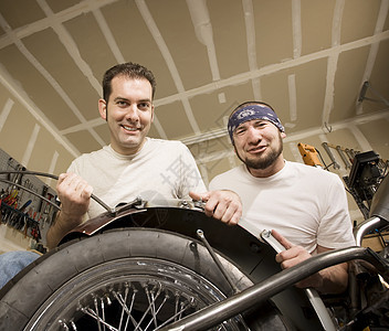 两辆摩托车机械师 一台Fender工作菜刀挡泥板友谊引擎男性朋友车库工具爱好图片