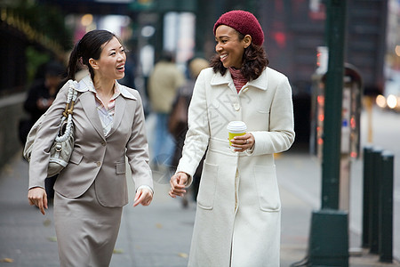 城市商业妇女人行道讨论顾问工作午餐女性小时微笑行人咖啡图片