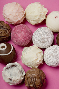 柱形展示粉色糖果乳白色松露甜点礼物棕色圆形巧克力图片