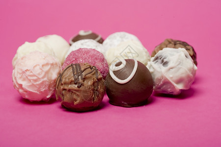 柱形糖果巧克力棕色粉色展示松露甜点圆形礼物乳白色图片