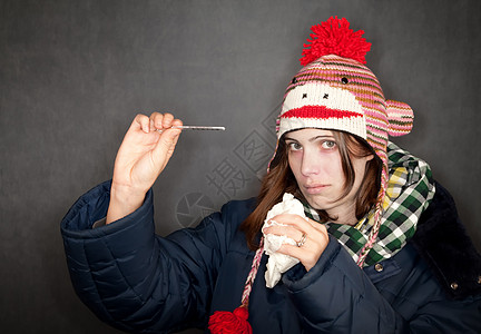 患病妇女帽子成人寒冷温度流感女性病菌喷嚏暴发病态高清图片