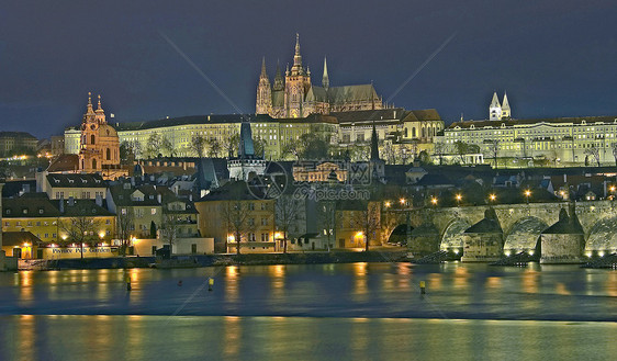 夜间布拉格城堡图片