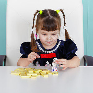小女孩玩玩具 坐在桌边坐着图片