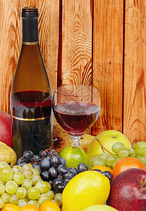 木墙背景的葡萄酒和水果图片