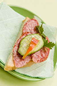 三明治加腊肠食品午餐食物盘子餐巾餐巾纸香菜香肠早餐黄瓜图片