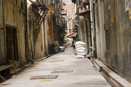 漫长黑暗的后巷犯罪城市仓库窗户建筑街道石头垃圾桶通道场景图片