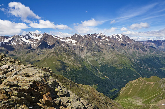 高佩乔河谷天空晴天全景顶峰登山小路生态牧场岩石旅游图片