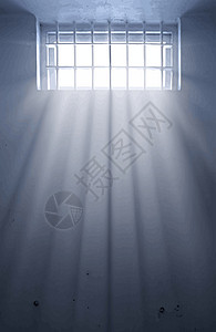 寒冷的囚室 阳光照耀着窗外监禁太阳太阳光线建筑自由窗户射线细胞扣留图片