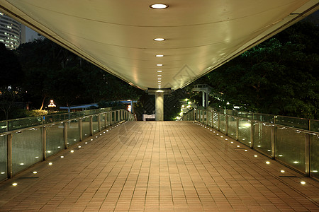 夜间步行桥运动商业天桥城市人士行人玻璃穿越生活小路图片