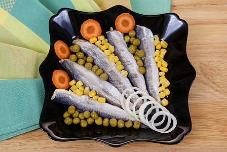 鲱鱼产品餐厅玉米白色盘子桌子洋葱青豆图片