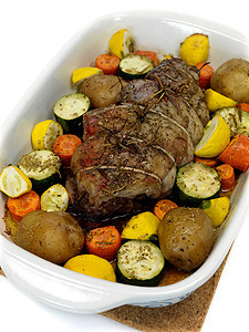 烤羊肉蔬菜托盘白色盘子羊肉背景图片