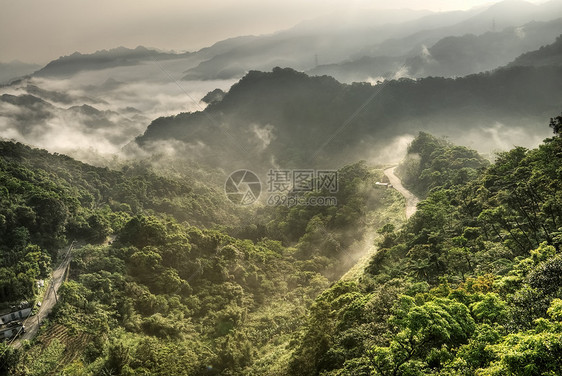 山区地貌风景天空天堂森林薄雾场景戏剧性农村小路爬坡图片