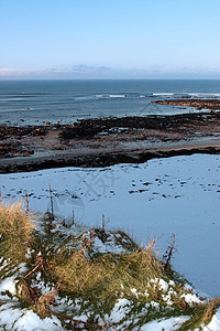 寒冷的冬天空旷的岩石海滩图片