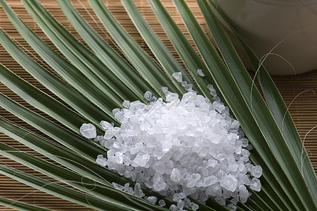 浴盐化妆品精神花瓣治疗水晶洗澡矿物质保健棕榈叶子图片