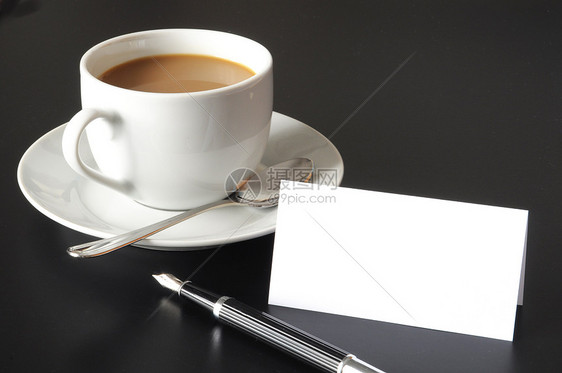 咖啡杯和纸质复印空间办公室黑色白色笔记饮料早餐杯子空白床单桌子图片