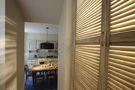 带有窗口和jalousie的走廊栏杆平板棕色居住阴影木质白色厨房黑色百叶窗图片