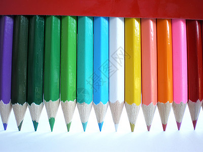 彩色铅笔染色绘画补给品白色木头圆圈爱好闲暇蜡笔静物图片