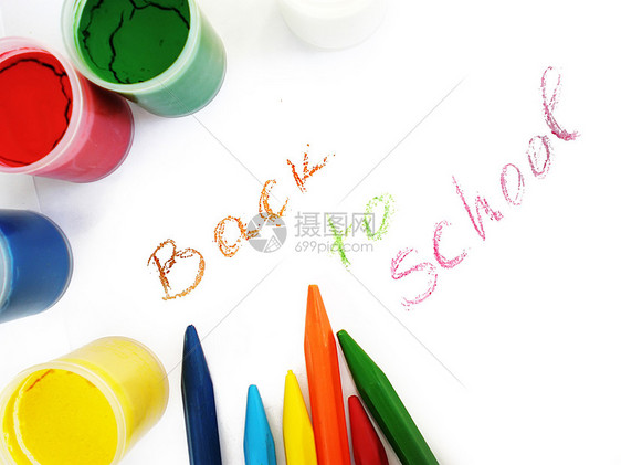水色和蜡笔幼儿园闲暇艺术水彩画爱好工具白色水彩静物学校图片