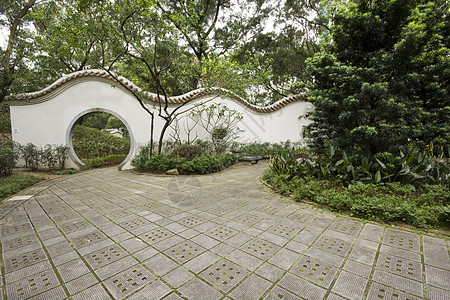 香港九龙市长城公园中国风格的圆门车道图片