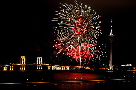 以烟火庆祝新年反射月球饼干建筑学建筑珍珠旅行大都市城市红色图片