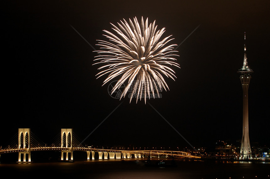 以烟火庆祝新年建筑学风景城市旅行建筑饼干红色月球珍珠游客图片