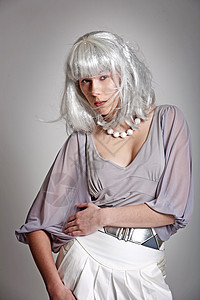 时装美女性化冒充假发衣服女性裙子灰色女士姿势背景图片