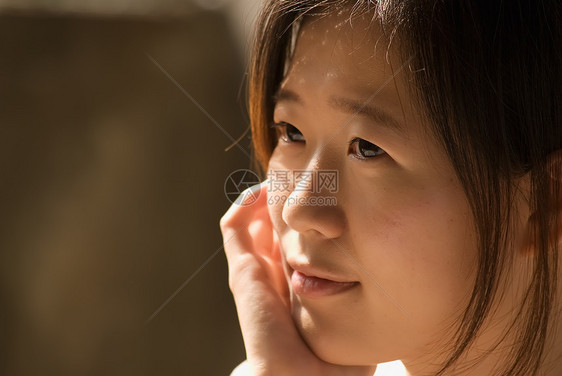 亚洲妇女手表女士皮肤孤独身体眼睛黄色情感图片