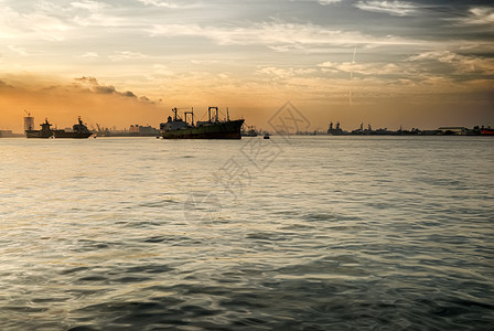 港湾清晨码头商业货运商务货物城市戏剧性港口天空海洋图片