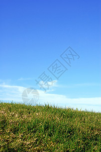 绿草 蓝天空和白云牧场太阳场地天空季节环境场景草地阳光活力图片