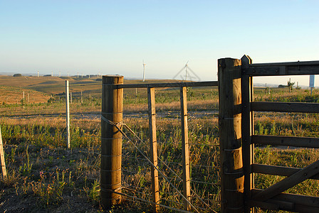 风车农场的铁丝栅栏门图片