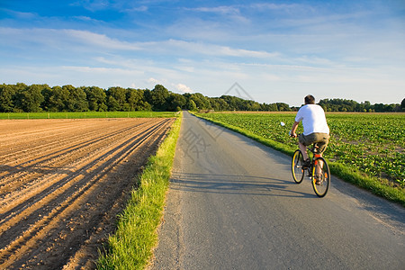 骑自行车在乡下骑自行车图片