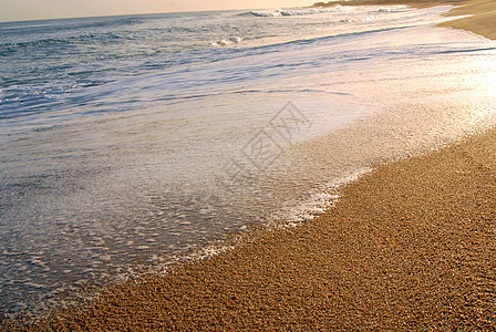 岸边的波浪泡沫海浪支撑海洋海岸天堂天空情调蓝色地平线时间图片