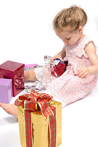 女孩在圣诞礼物上开幕盒子孩子们惊喜生日展示丝带孩子红色开幕式白色图片