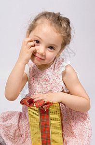 带圣诞礼物的女孩盒子开幕式眼睛展示丝带惊喜孩子孩子们生日白色图片