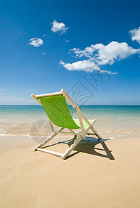 边远海滩上的绿色甲板椅子图片